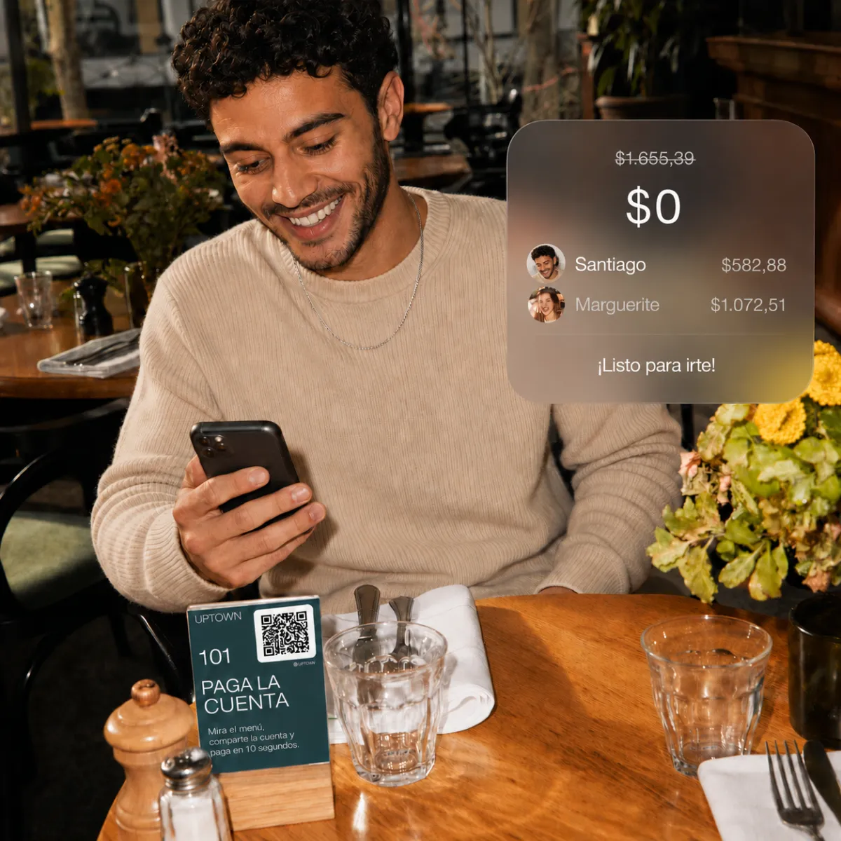 Cliente usando Fono en una mesa de restaurante